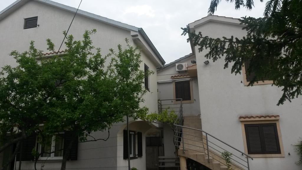 Apartmani Bozic-Omisalj Exterior photo