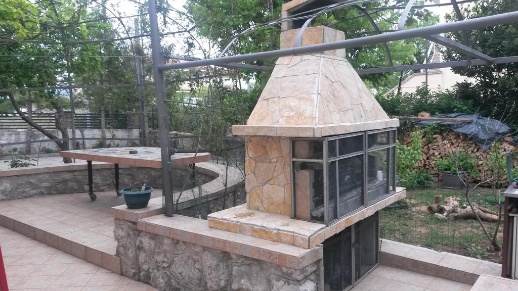 Apartmani Bozic-Omisalj Exterior photo