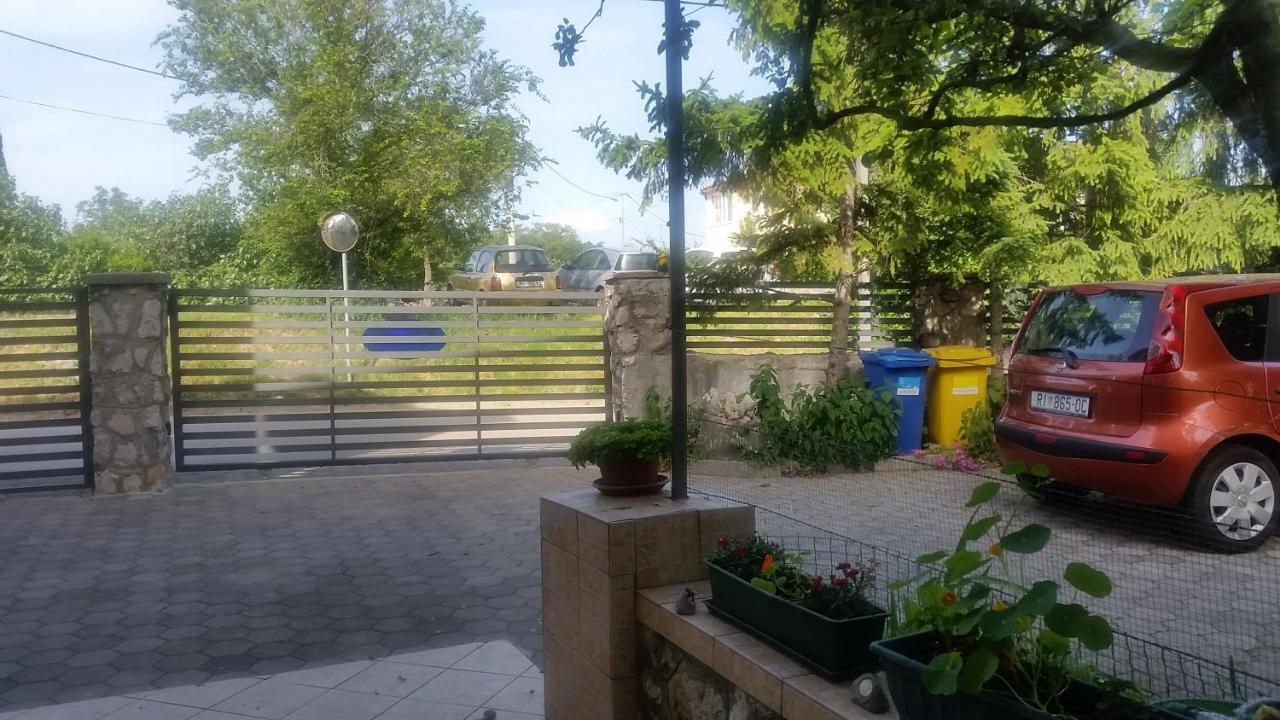 Apartmani Bozic-Omisalj Exterior photo